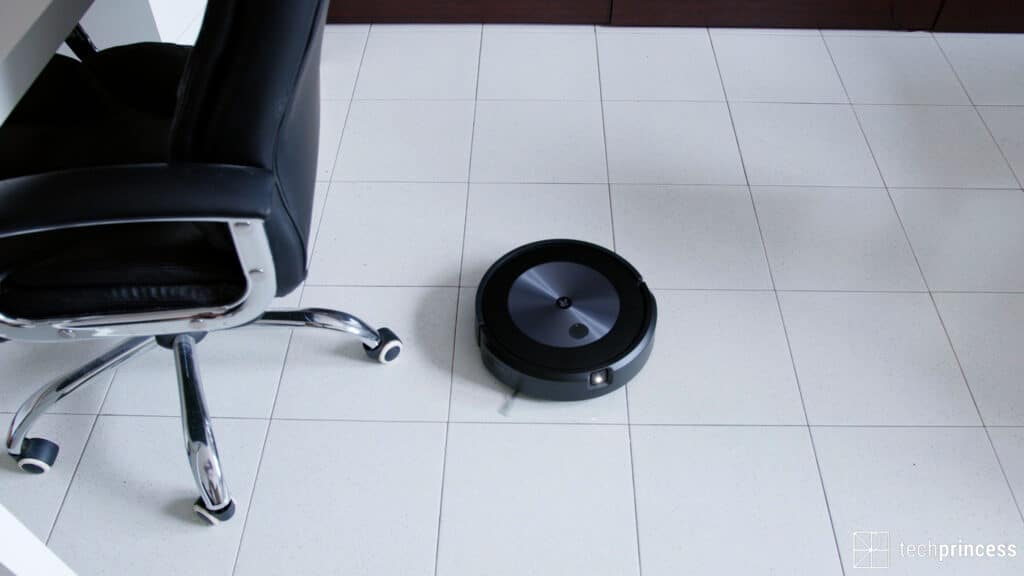 iRobot Roomba j7 how it cleans