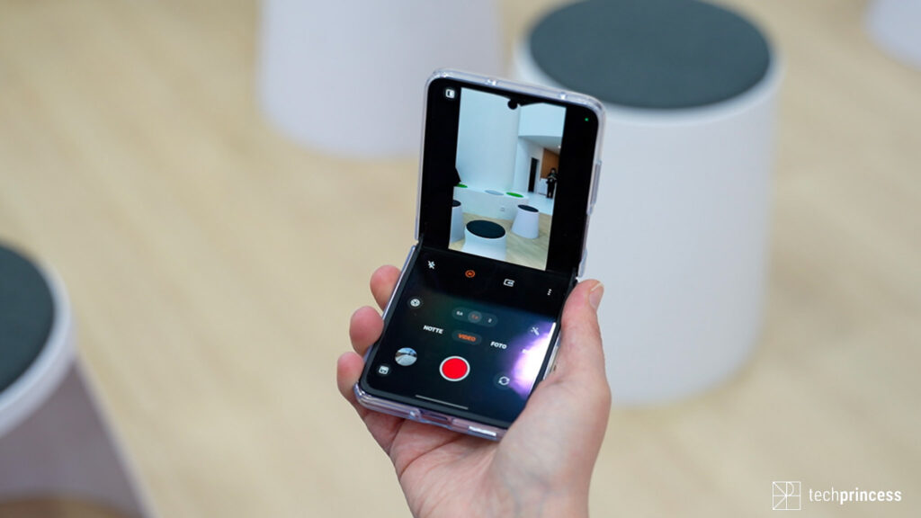 Oppo Find N2 Flip folding review 2