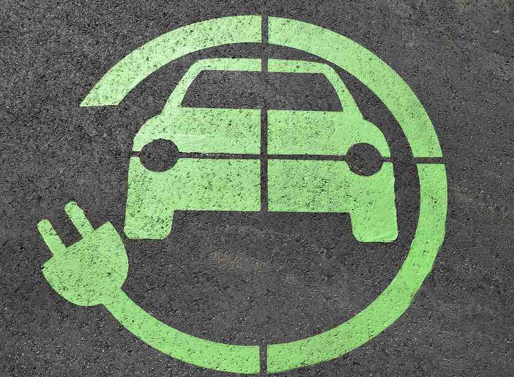 Electric cars, Sweden builds the first highway that self-recharges.  And Italy?, source Pixabay