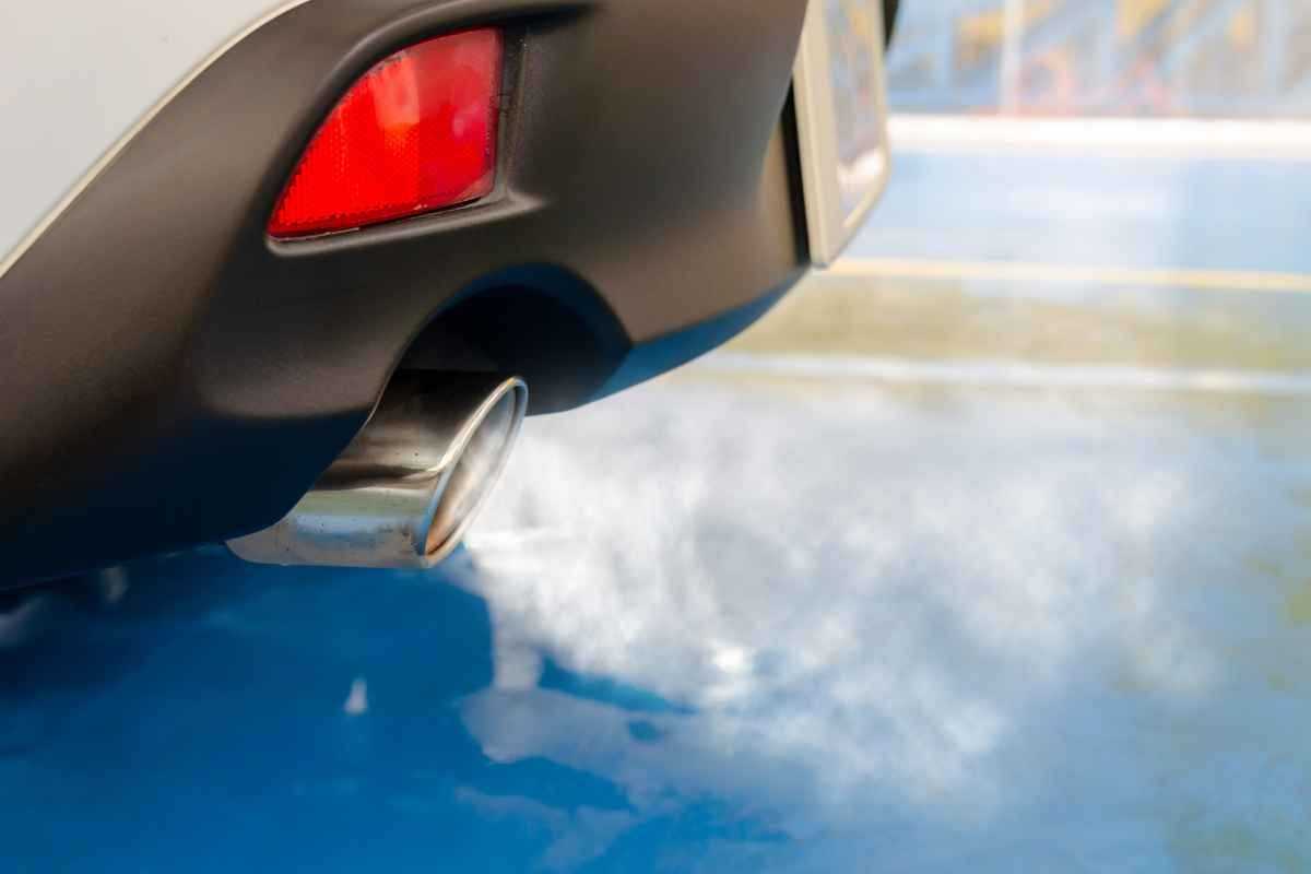 Why does the car make white smoke?  Causes and solutions