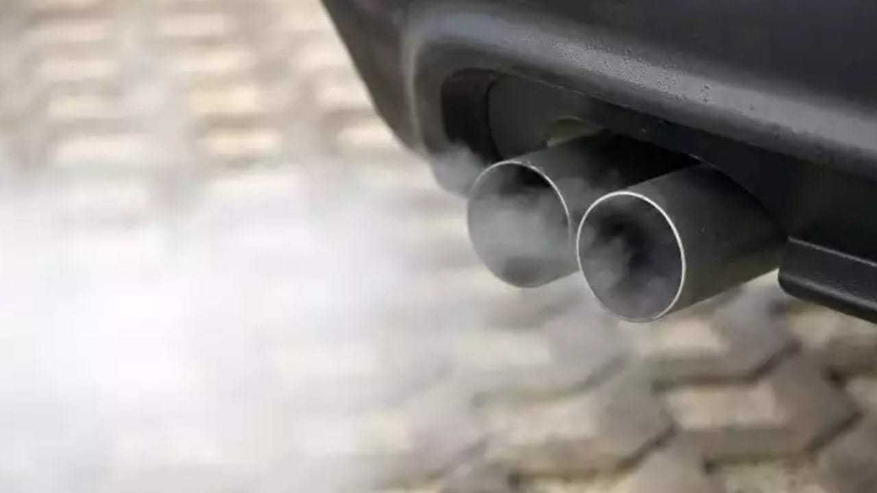 Why does the car make white smoke?  Causes and solutions