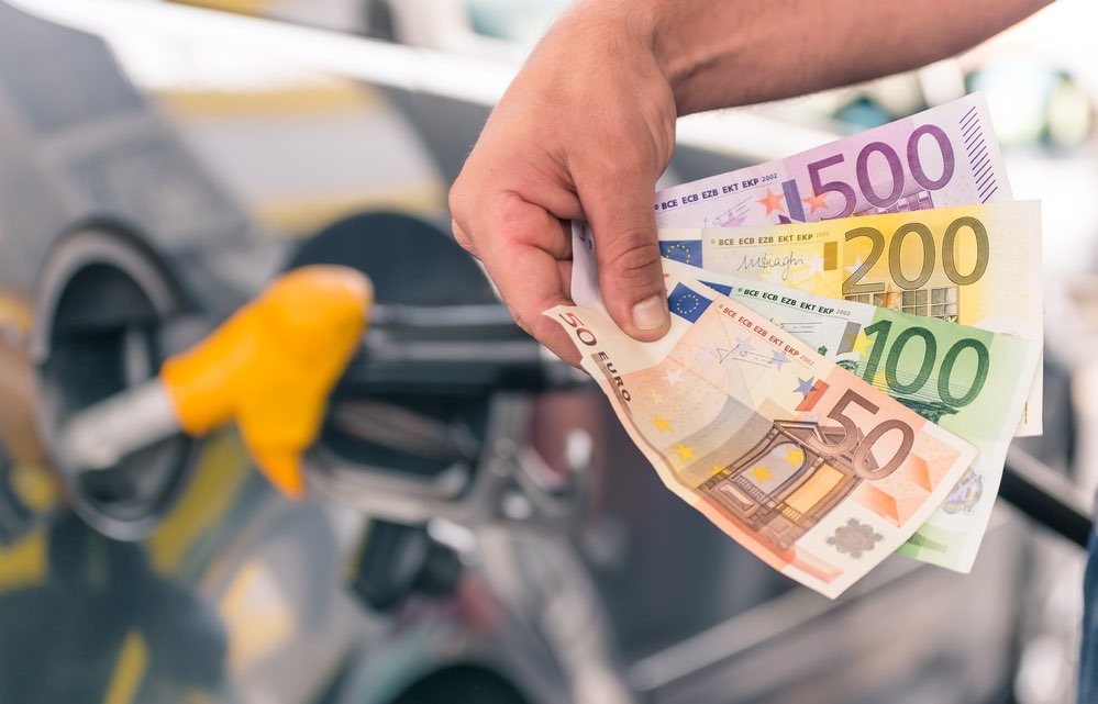 Petrol bonus: 80 euros will arrive on the social card "Dedicated to you" source DepositPhotos