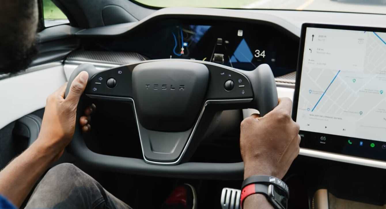 Tesla: the steering wheel yoke criticized by many but loved by others