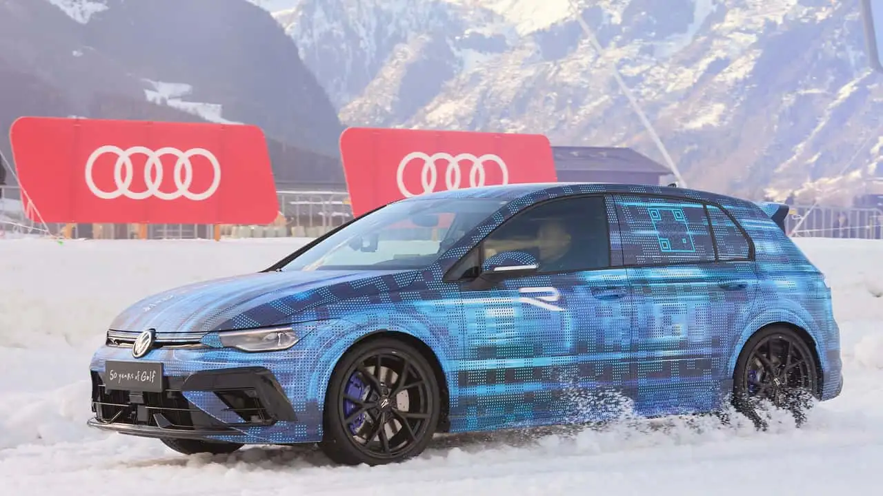 The Volkswagen Golf R shows its muscles in the snow