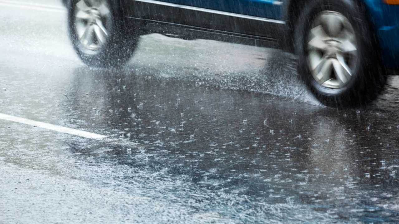 How to drive in heavy rain: tips and tricks