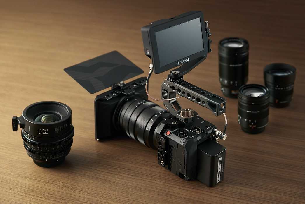 Panasonic LUMIX BGH1: a mirrorless or a professional camcorder?