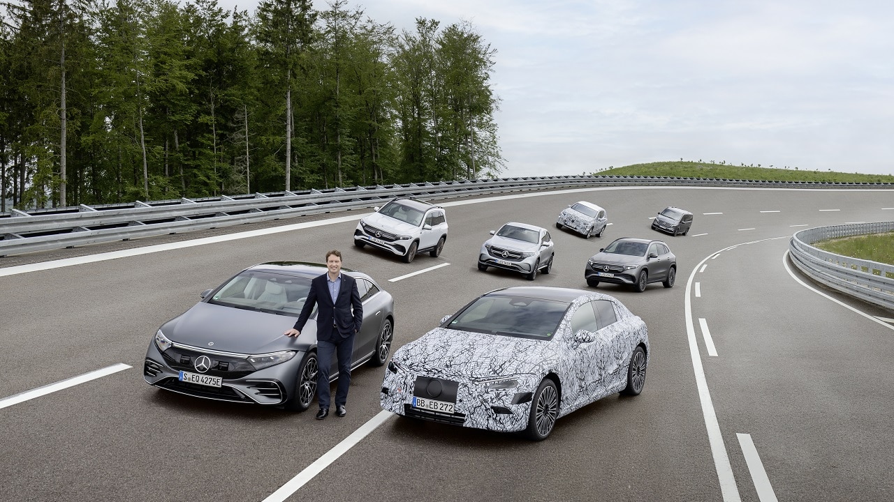 Mercedes-Benz accelera ancora: entro il 2030 produrrà solo modelli elettrici thumbnail