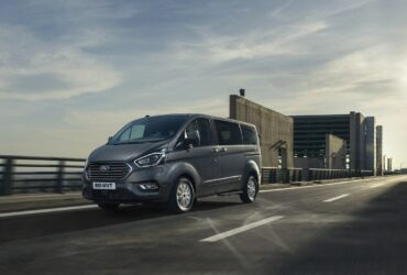 Ford Tourneo Custom Plug-In, il primo van ibrido: cosa lo rende speciale? thumbnail