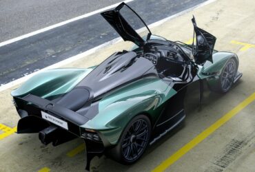 Aston Martin Valkyrie Spider: la Hypercar ibrida perde la testa ma non l'aerodinamica thumbnail