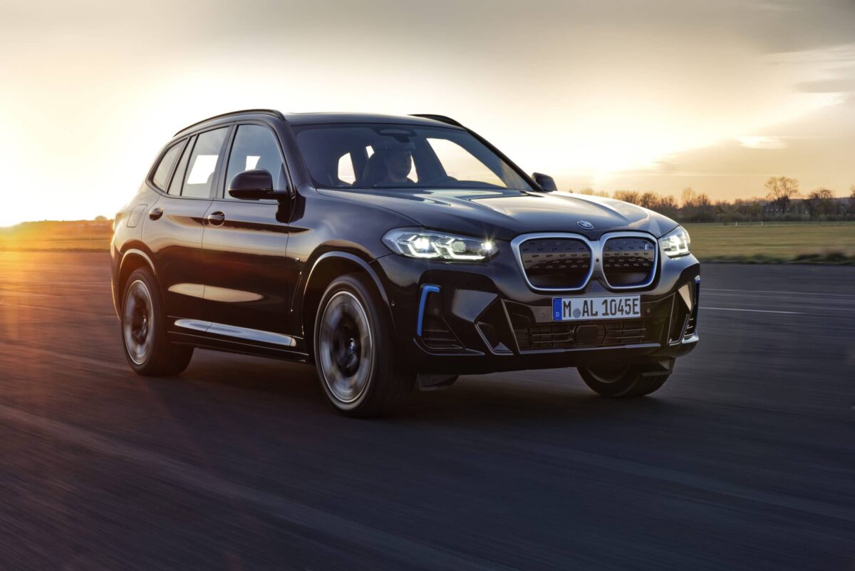 BMW iX3: in UE arriva un modello aggiornato thumbnail