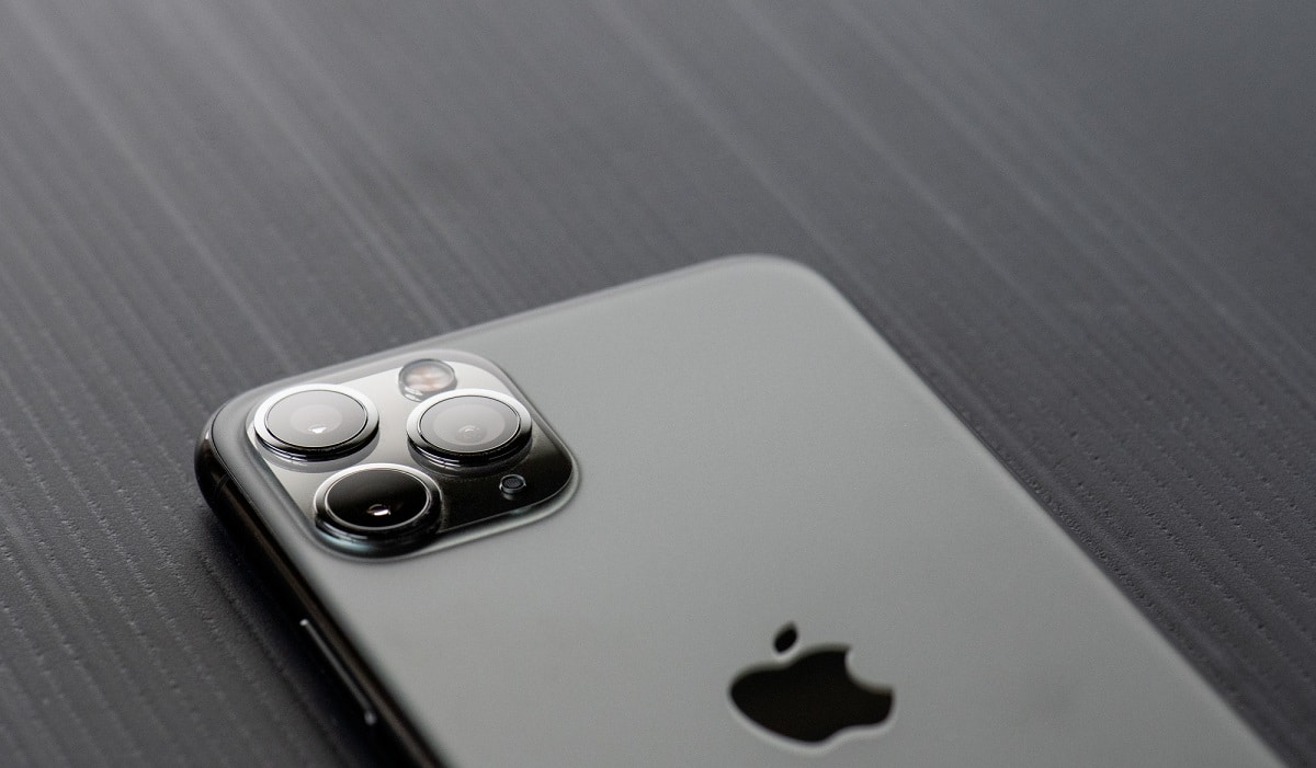 Un brevetto anticipa un iPhone con fotocamera periscopica motorizzata thumbnail