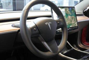 L'Autopilot di Tesla finisce sotto indagine negli USA thumbnail