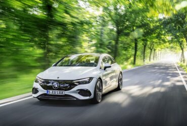 Mercedes EQE, la Classe E si fa elettrica: estetica da EQS e fino a 660 km di autonomia thumbnail