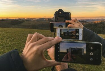 Addio macchina fotografica, le foto si scattano con lo smartphone thumbnail