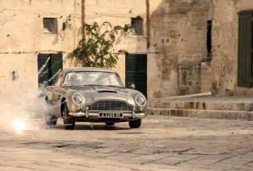 Le 10 auto più memorabili di James Bond, dalla Aston DB5 alla... 2CV! thumbnail