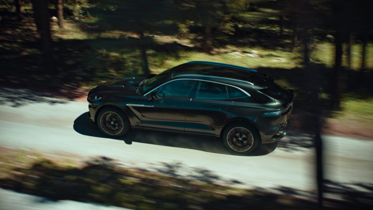 Aston Martin DBX si lancia in un grande progetto cinematografico thumbnail