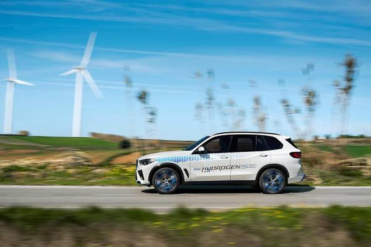 BMW iX5 Hydrogen sarà presente alla IAA Mobility 2021 thumbnail