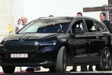 Papa Francesco in visita in Slovacchia con il supporto della Skoda ENYAQ iV thumbnail