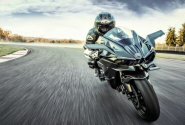 Kawasaki rinnova la Ninja H2R ma non rinuncia ai 310 CV da scatenare in pista thumbnail