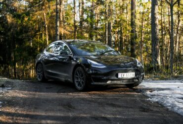 Tesla Model 3 è l'auto più venduta a settembre, è la prima n°1 elettrica thumbnail