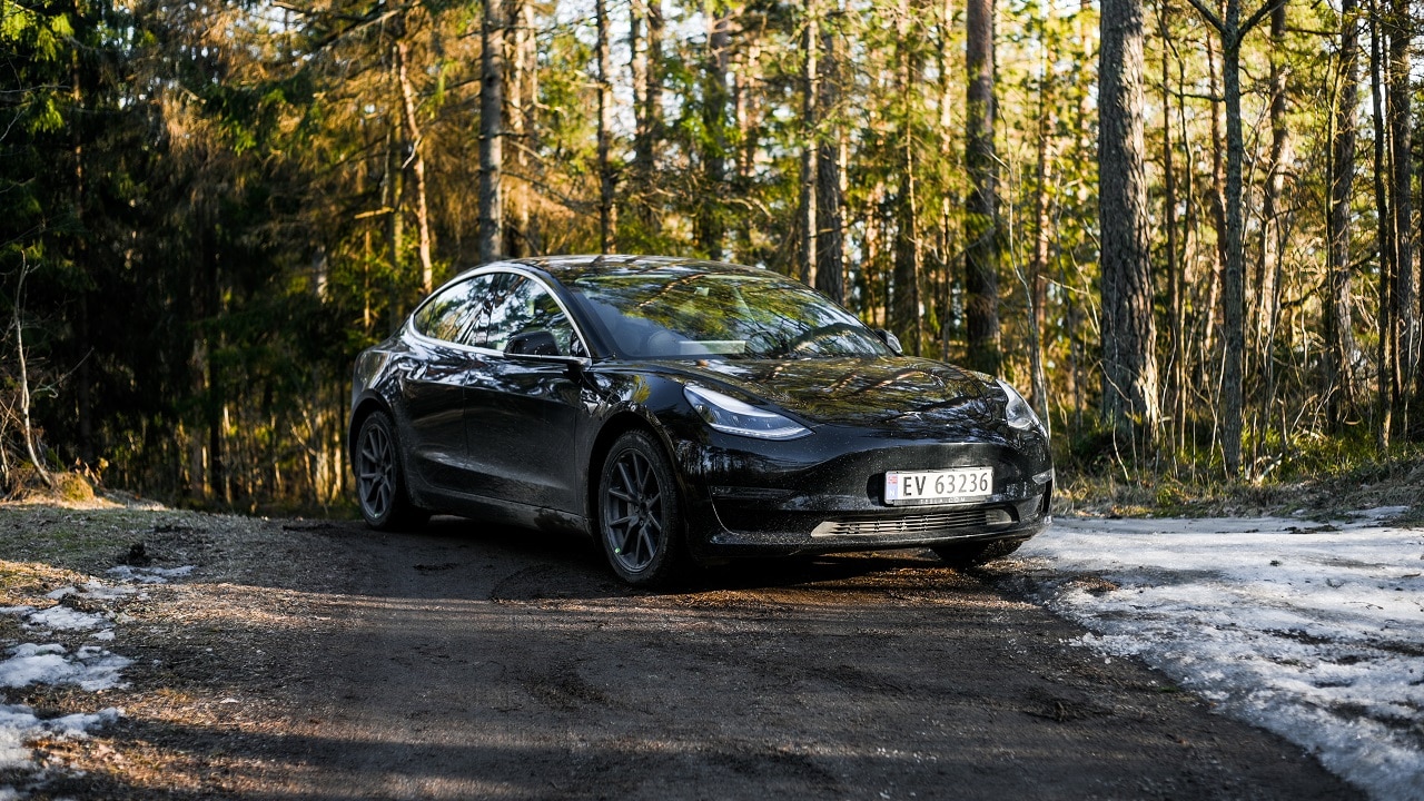 Tesla Model 3 è l'auto più venduta a settembre, è la prima n°1 elettrica thumbnail
