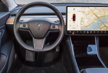 Tesla ritira la nuova versione beta del software Full Self-Driving a causa di diversi problemi thumbnail