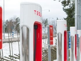 Tesla, i Supercharger "aprono" alle elettriche rivali thumbnail