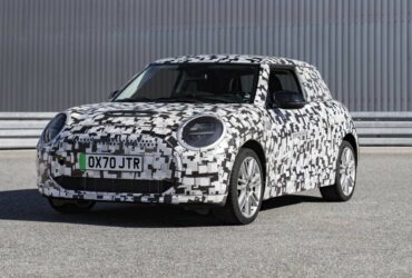 MINI Cooper 2023: la nuova generazione comincia a mostrarsi thumbnail