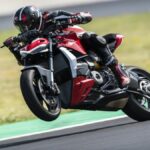 Ducati lancia la Streetfighter V2, una Panigale "svestita" ma sempre potente thumbnail