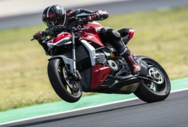 Ducati lancia la Streetfighter V2, una Panigale "svestita" ma sempre potente thumbnail