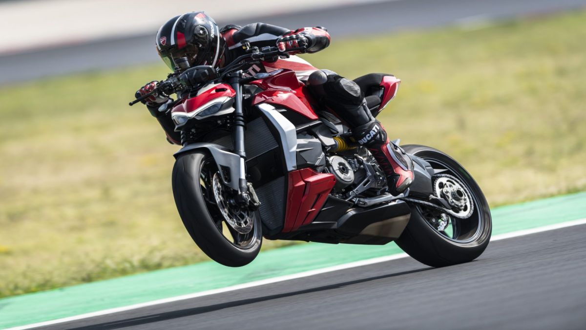 Ducati lancia la Streetfighter V2, una Panigale "svestita" ma sempre potente thumbnail