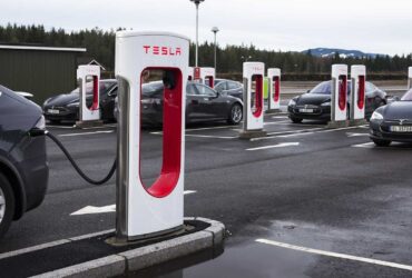 Tesla porta la connessione Starlink presso i Superchargers thumbnail