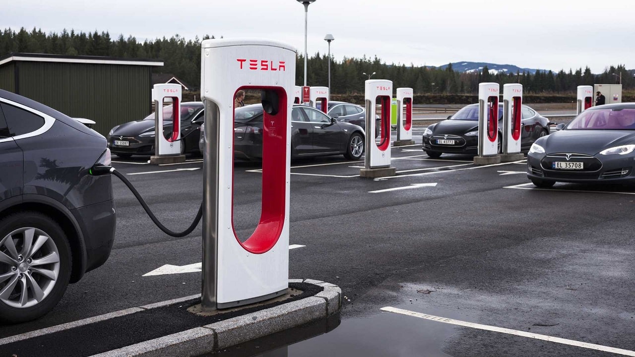 Tesla porta la connessione Starlink presso i Superchargers thumbnail