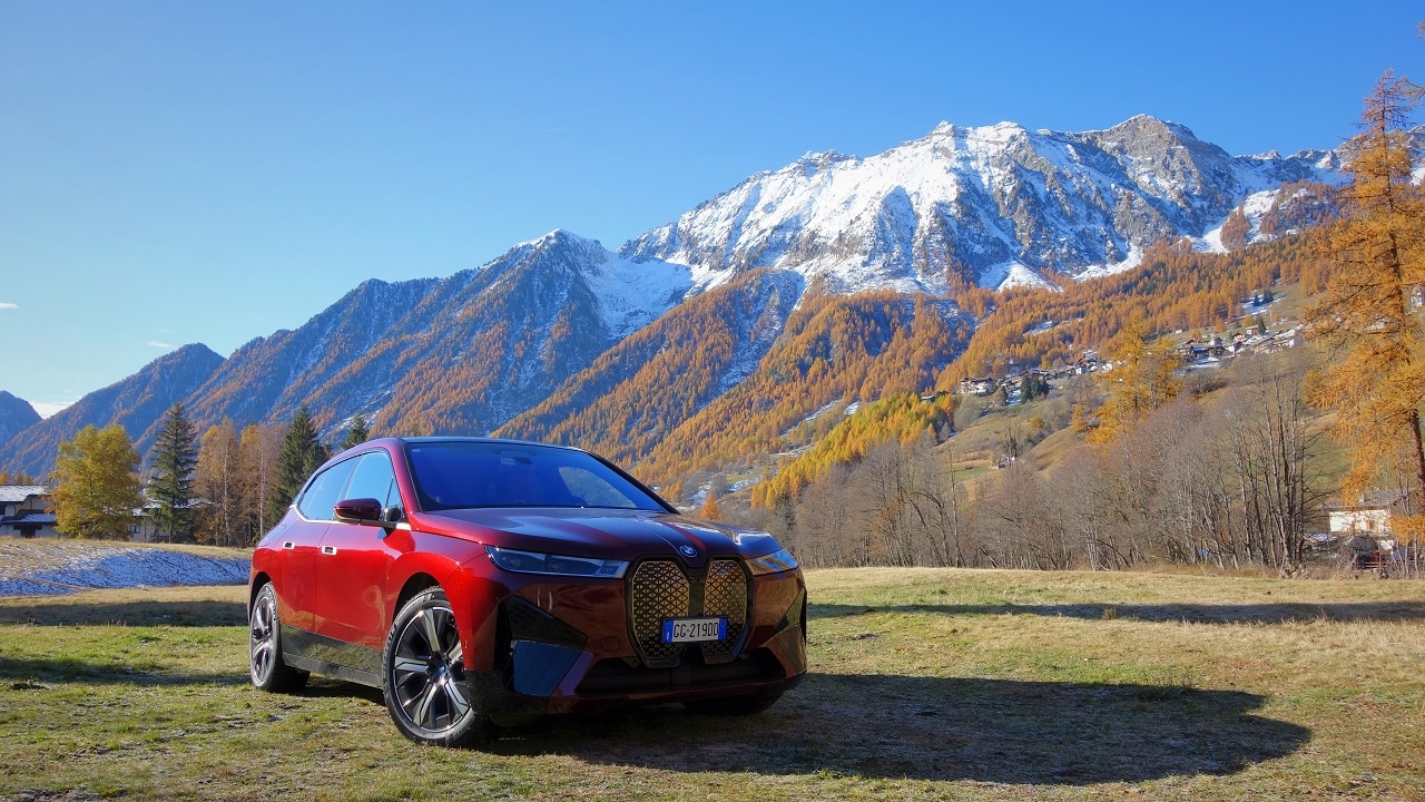 Il test drive di BMW iX, la vera ammiraglia elettrica di Monaco thumbnail