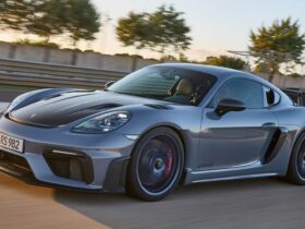 Arriva la nuova Porsche 718 Cayman GT4 RS, DNA da pista per l’uso quotidiano thumbnail