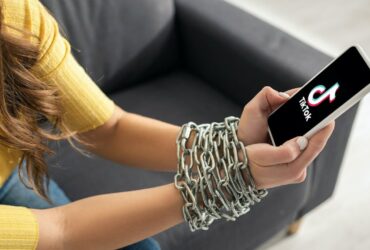 Stretta di TikTok contro challenge e bufale online thumbnail