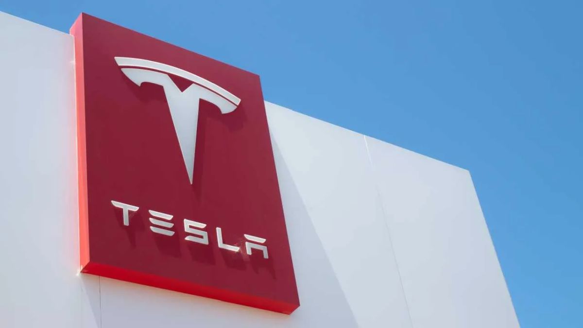 Elon Musk esorta il personale a tagliare i costi di consegna delle Tesla thumbnail