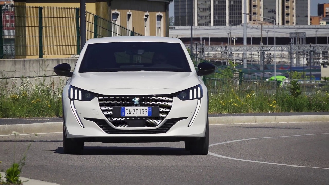 Peugeot annuncia che sarà completamente elettrica entro il 2030 thumbnail