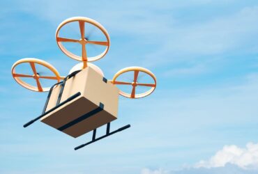 Primo volo di un drone postino nei cieli d’Italia thumbnail