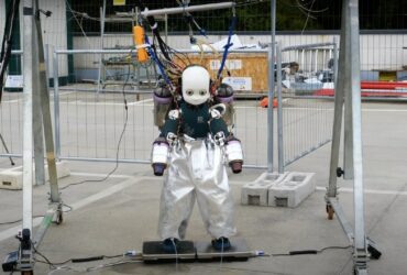 Questo robot (italiano) vola come Iron Man thumbnail