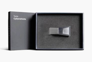 Elon Musk si burla di Apple e presenta il "Cyberwhistle" thumbnail