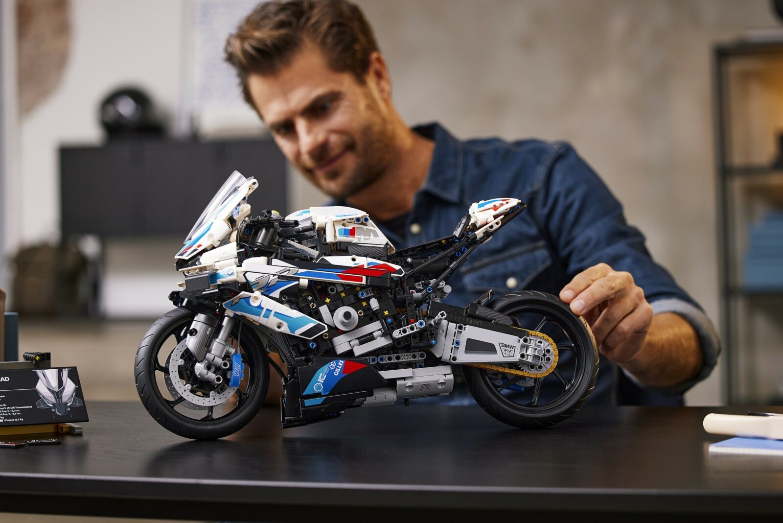 Arriva il nuovo set LEGO TECHNIC BMW M 1000 RR thumbnail