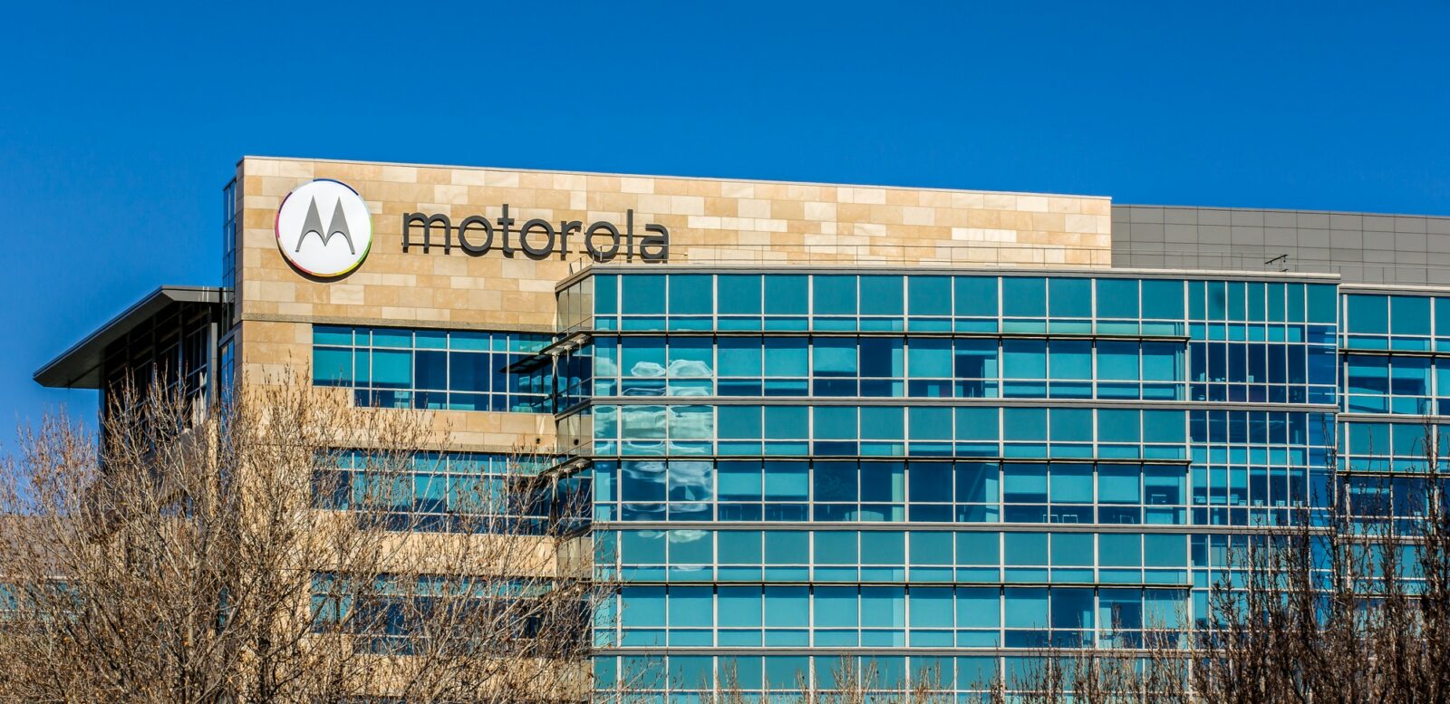 Motorola anticipa dettagli sulla fotocamera interna del nuovo Moto Edge X30 thumbnail
