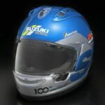 Suzuki metterà in vendita un'edizione limitata del casco dedicato al suo centesimo anniversario thumbnail