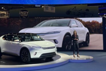Chrysler svela al CES 2022 la concept car elettrica Airflow thumbnail