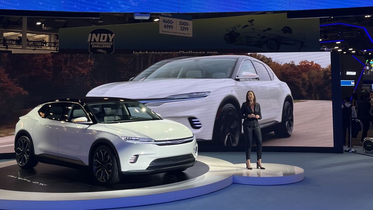 Chrysler svela al CES 2022 la concept car elettrica Airflow thumbnail