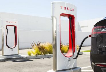 Tesla amplia la rete di ricarica SuperChrger con nuove colonnine anche in Italia thumbnail