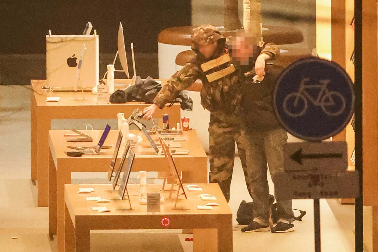 Apple Store: tentata rapina ad Amsterdam, ostaggi liberati e rapinatore arrestato thumbnail