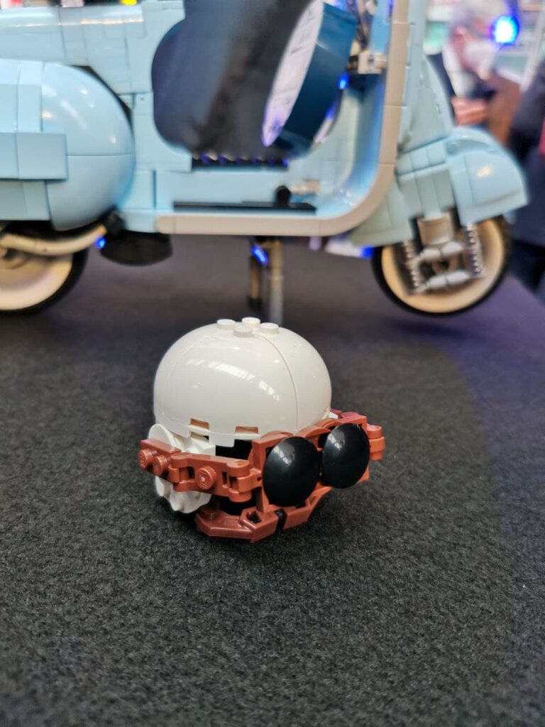 LEGO Vespa 125 - the helmet