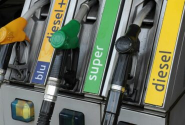 Prezzo dei carburanti alle stelle: benzina e diesel superano i 2 euro al litro thumbnail